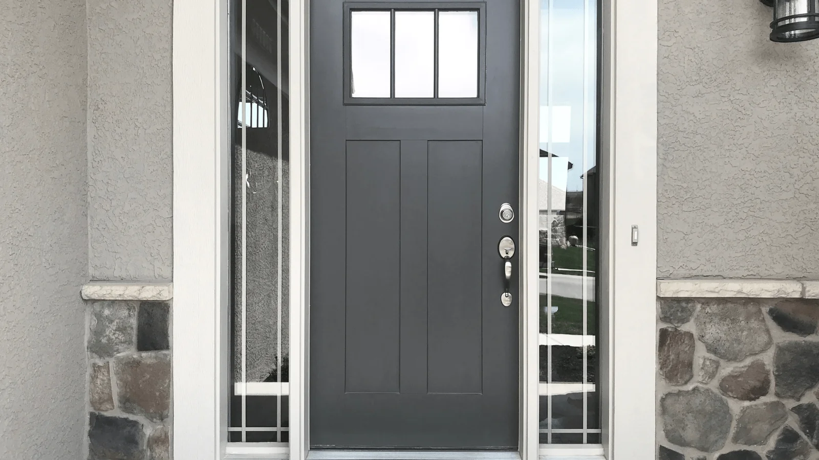 Porte dâentrĂ©e contemporaine avec double vitrage latĂ©ral Porte dâentrĂ©e moderne gris anthracite avec vitrage supĂ©rieur et deux impostes vitrĂ©es latĂ©rales.