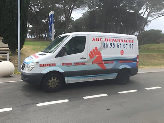 ABC DĂ©pannages â Serrurier disponible Ă Antibes et Juan-les-Pins Serrurier Ă Antibes Juan-les-Pins intervenant sur une serrure de porte dâentrĂ©e.